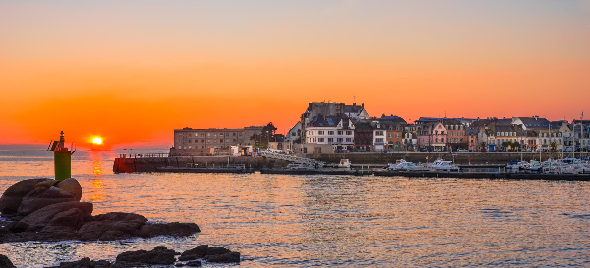 concarneau 1 1920x871 by night foto britanny tourism a0nqCsEsm7o Frankrike